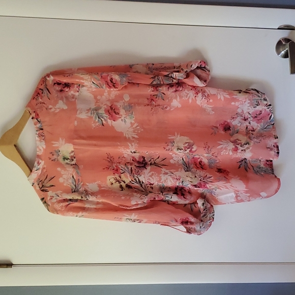 Kut From The Kloth pink Henley blouse with lovely floral print. Size XL - Picture 2 of 2